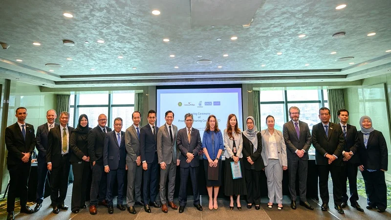 Key stakeholders of the various companies which won contracts from Petronas posing for a picture together.