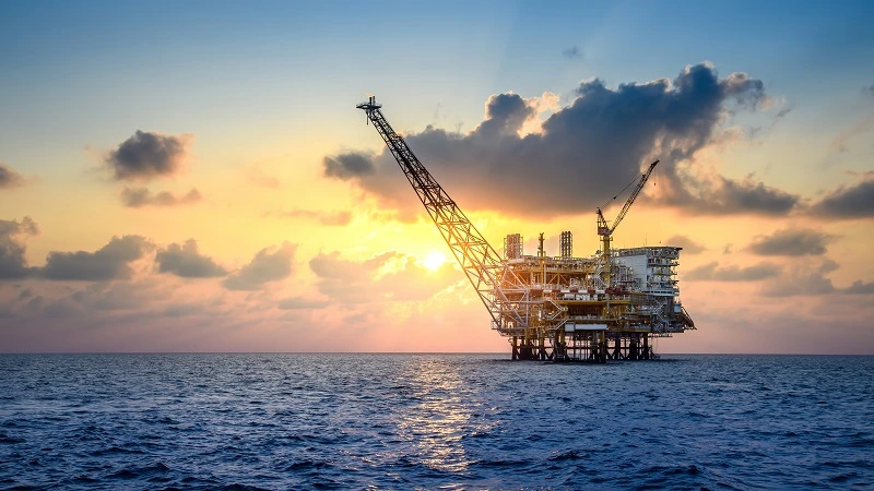 Image of an oil rig in the ocean