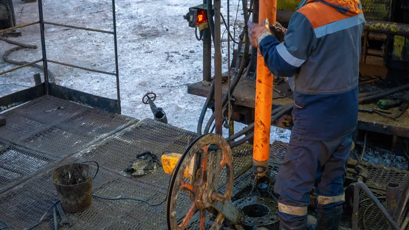 Image_of_a_worker_developing_unconventional_wells 