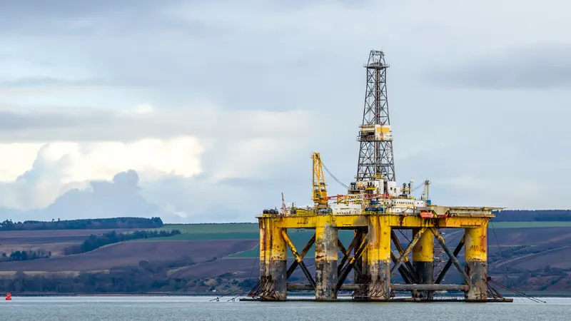 Image of an oil rig in the sea