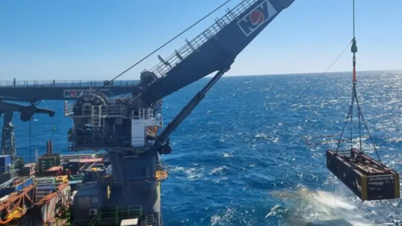 offshore_vessel_subsea_basket_heavy_lifting