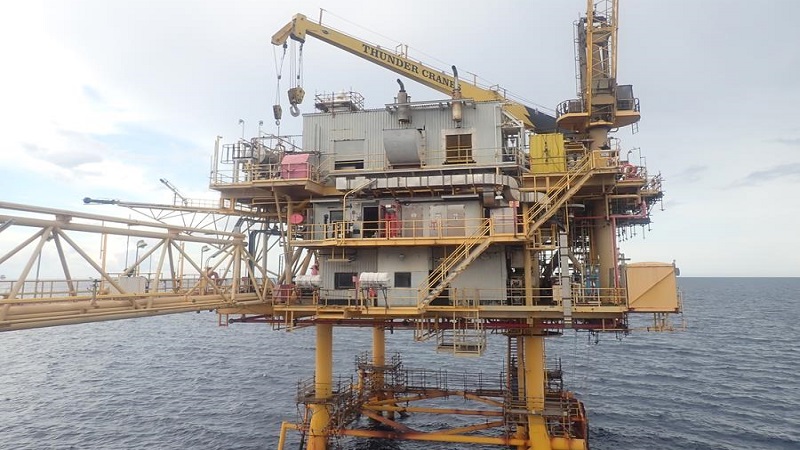 A Thunder Cranes crane on an offshore platform.