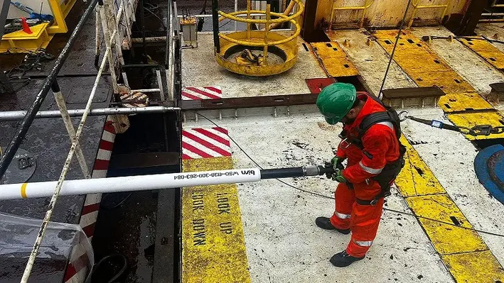 An offshore rig worker attending to the BiSN wel-lok solution at deployment