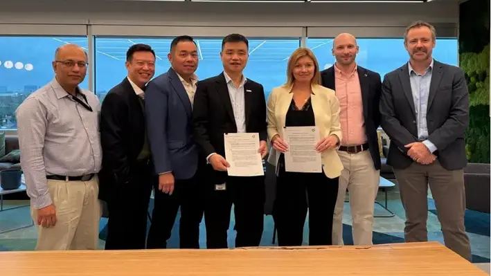 Representatives from Seatrium and bp at the MoU signing ceremony  