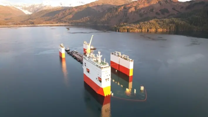Image of the Hua Rui Long semi-submersible heavy lift vessel