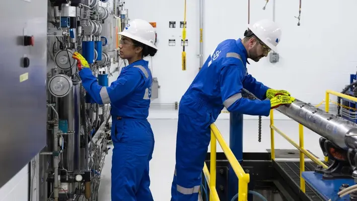 SLB_workers_at_a_facility