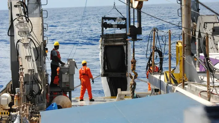 workers_with_safety_gear_onboard_a_ship