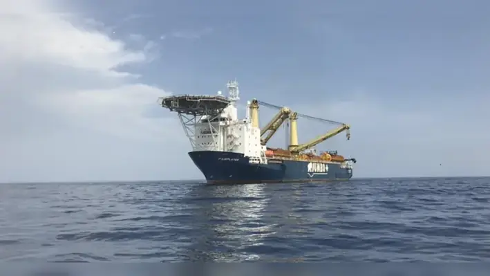 fpso_next_to_oil_rig