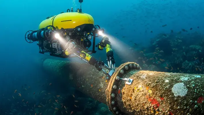 ROV-inspects-subsea-pipeline