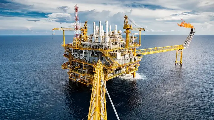 Oil_and_gas_field_station_in_the_middle_of_water